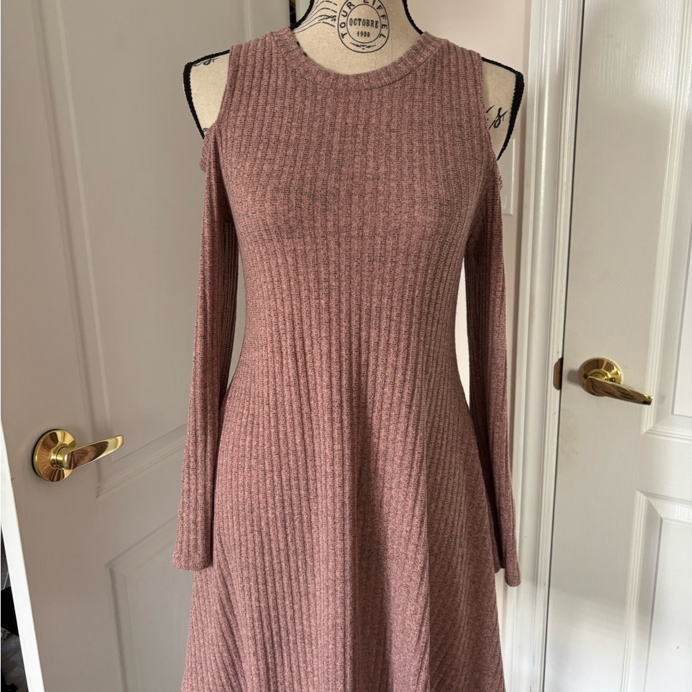 Exposed Shoulders Long Sleeve Dress in Mauve